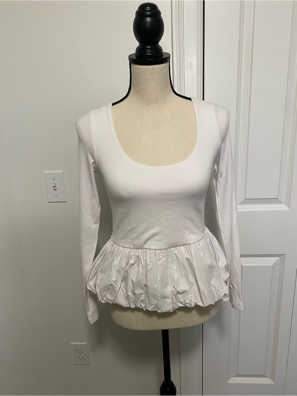 ASTR White Long-Sleeve Scoop Neck Peplum Hem Top